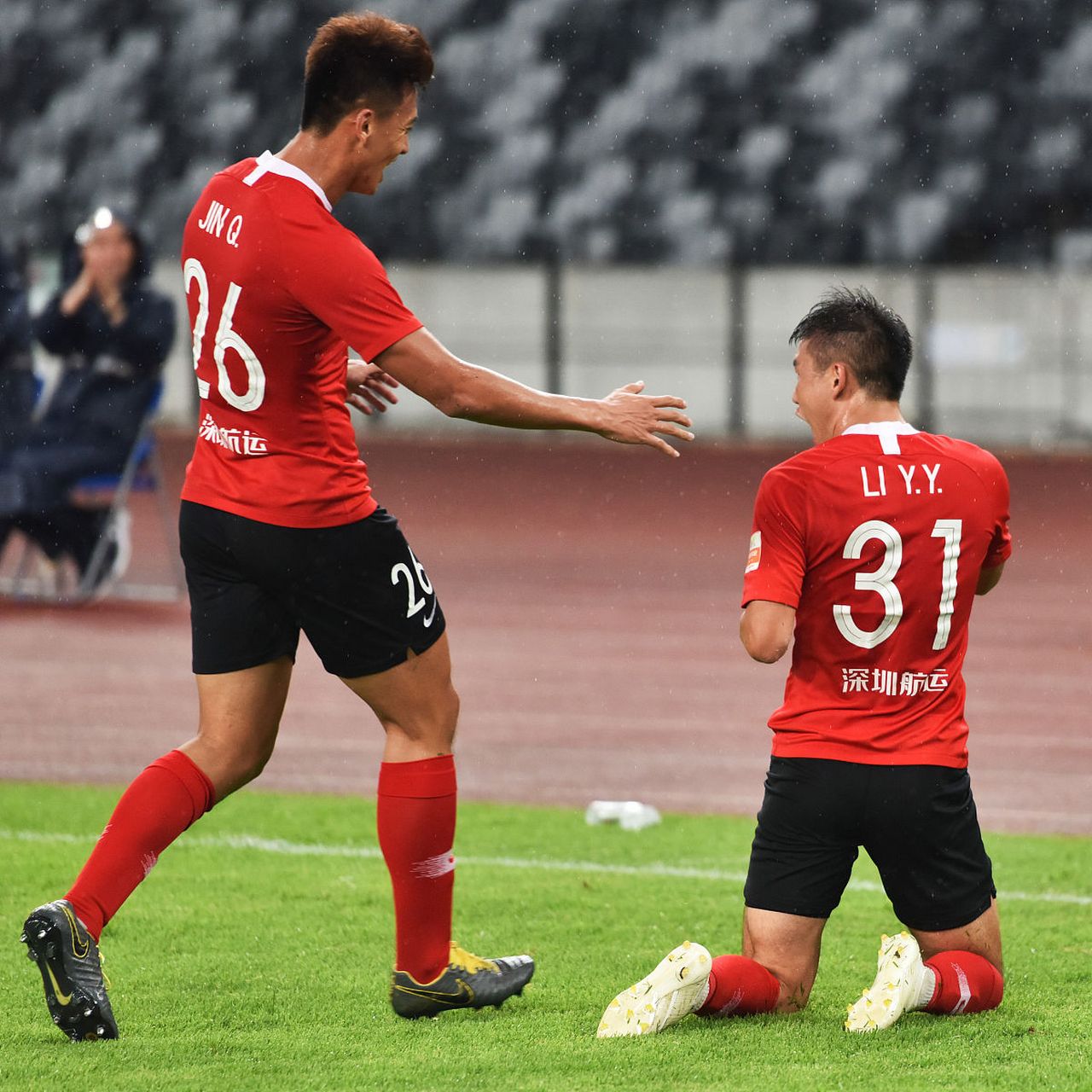 深圳佳兆业队球员庆祝反超比分,赢得球迷掌声 深圳佳兆业队球员庆祝反超比分,赢得球迷掌声