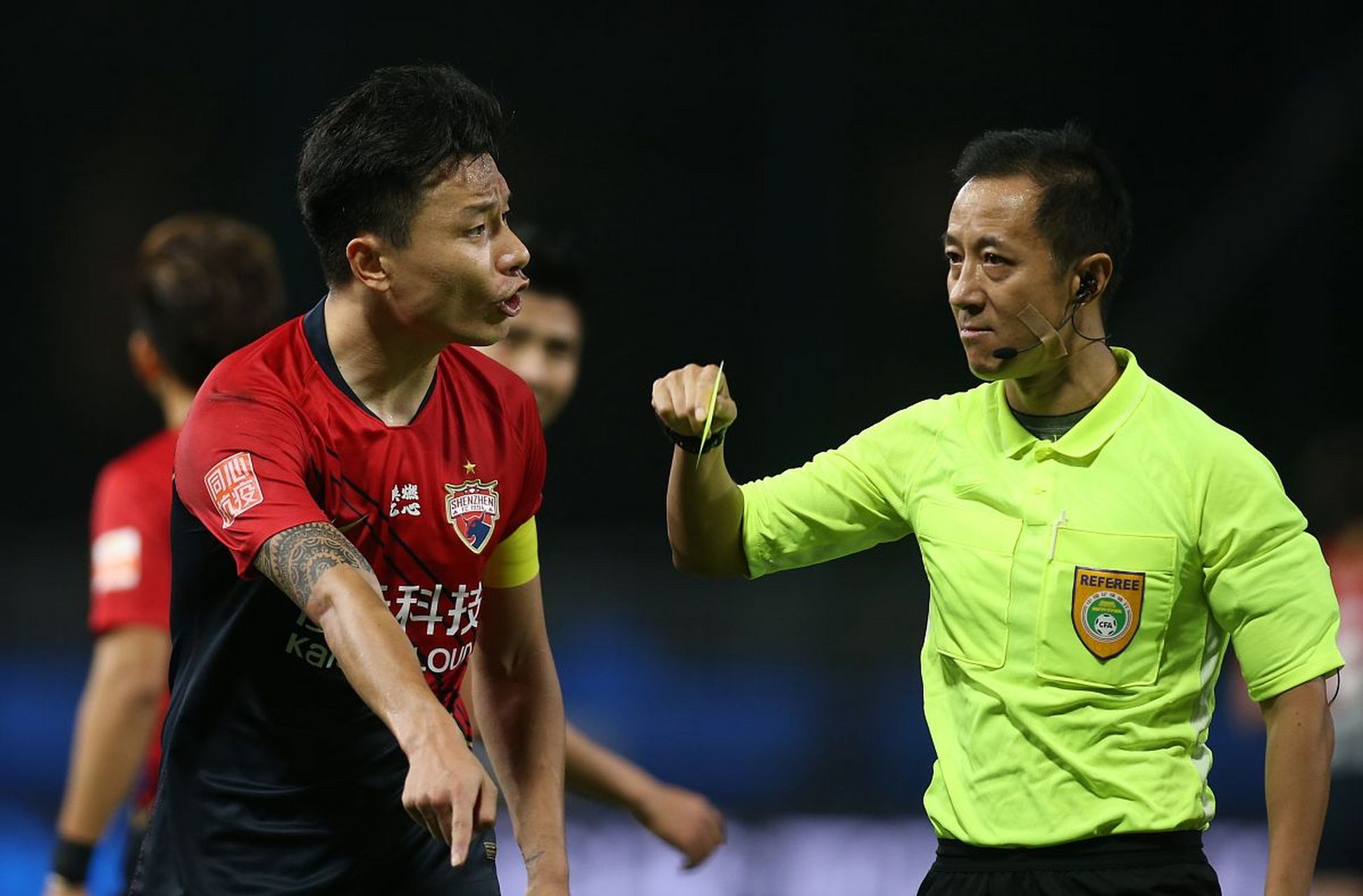 深圳佳兆业队球员庆祝反超比分,赢得球迷掌声 深圳佳兆业队球员庆祝反超比分,赢得球迷掌声