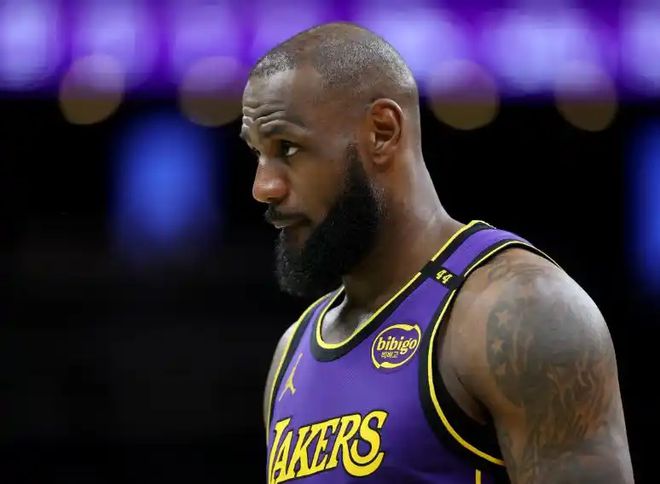 詹姆斯压哨进球！湖人总决赛首胜