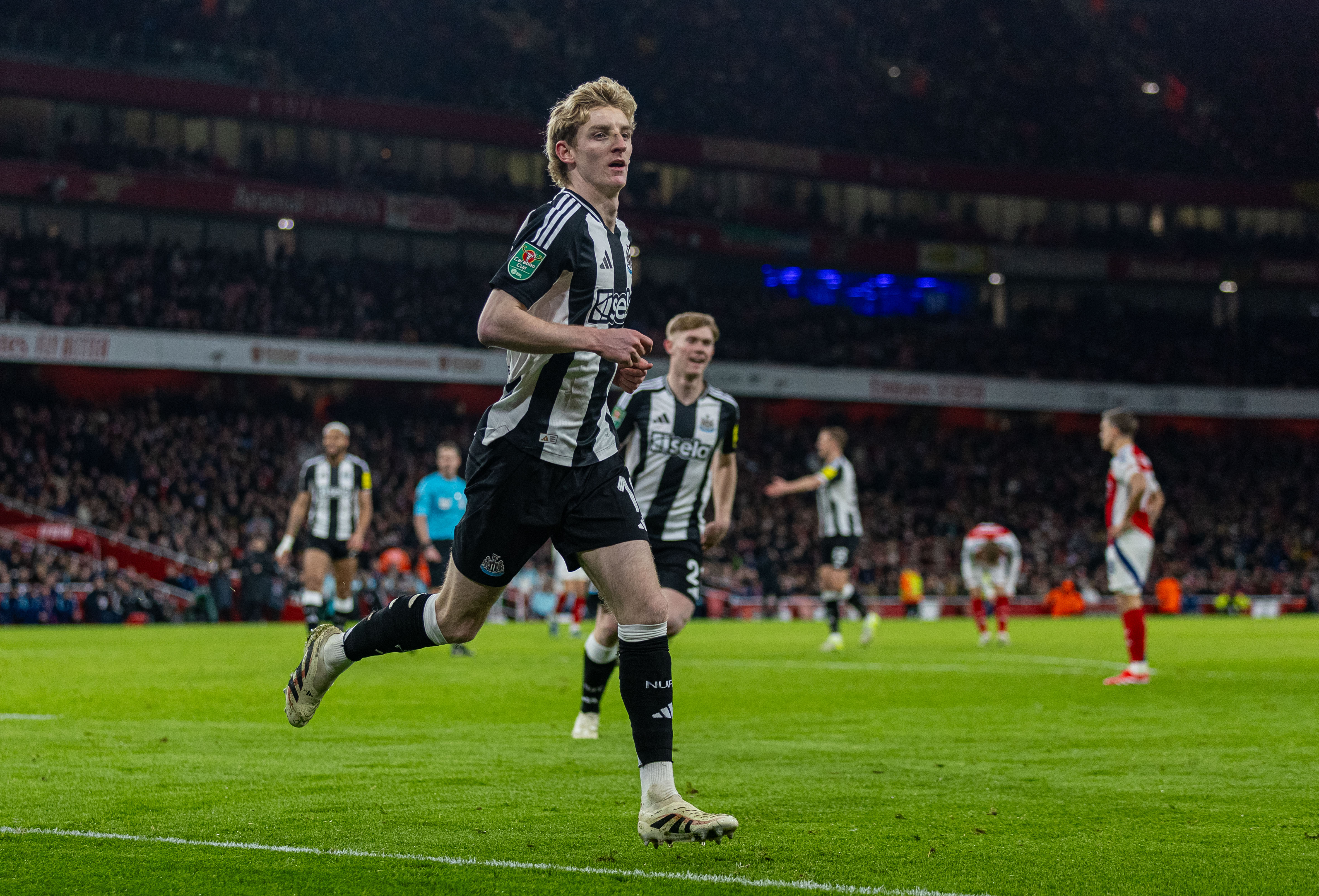 阿森纳客场击败哈德斯菲尔德,获得三分 阿森纳客场击败哈德斯菲尔德,获得三分