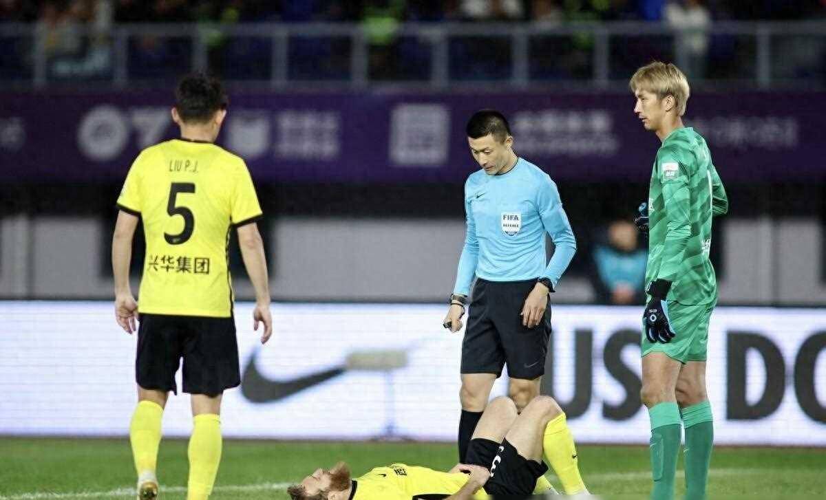 足球比赛中引发争议的判罚,裁判是否有失误? 足球比赛中引发争议的判罚,裁判是否有失误?