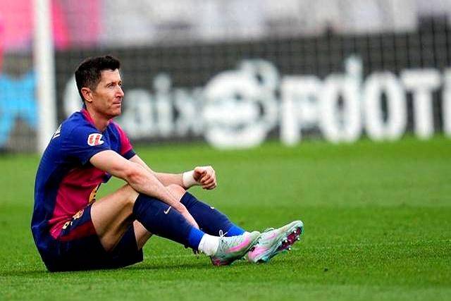 开云官网-巴塞罗那球星受伤退出赛场，影响球队战术调整