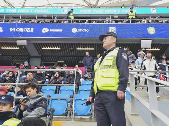 开云APP-包含观众赛场爆发争执安保人员维持秩序的词条