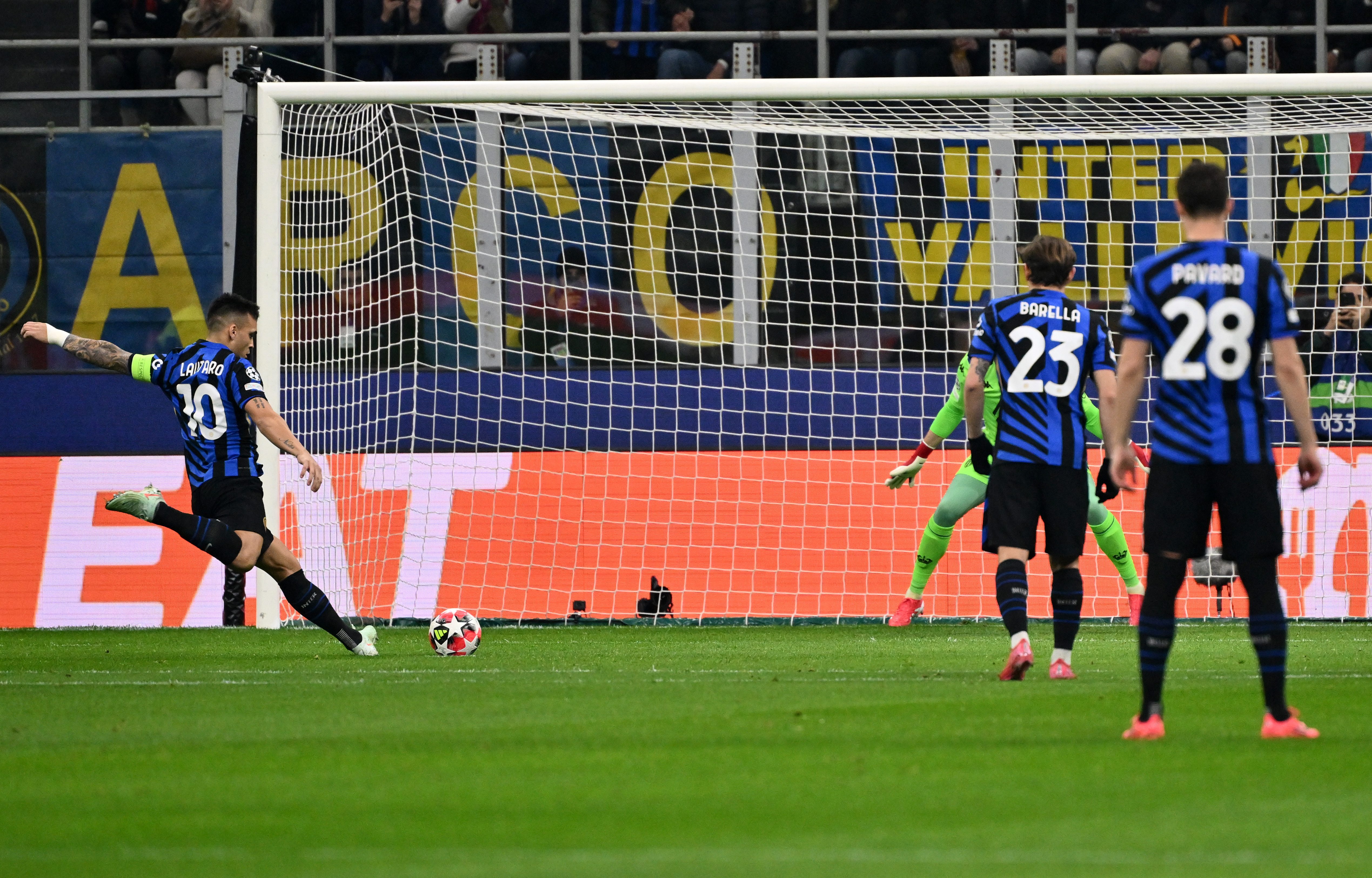 开云体育登录-国际足球赛场上连续发生意外事件