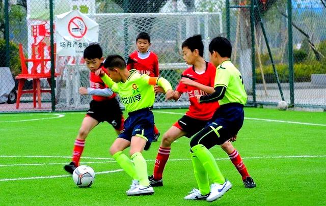 足球运动的魅力在于团结协作和技术的完美结合的简单介绍 足球运动的魅力在于团结协作和技术的完美结合的简单介绍