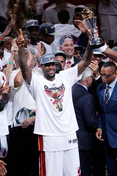 NBA巨星举起总决赛MVP奖杯,领奖台上耀眼光芒 NBA巨星举起总决赛MVP奖杯,领奖台上耀眼光芒