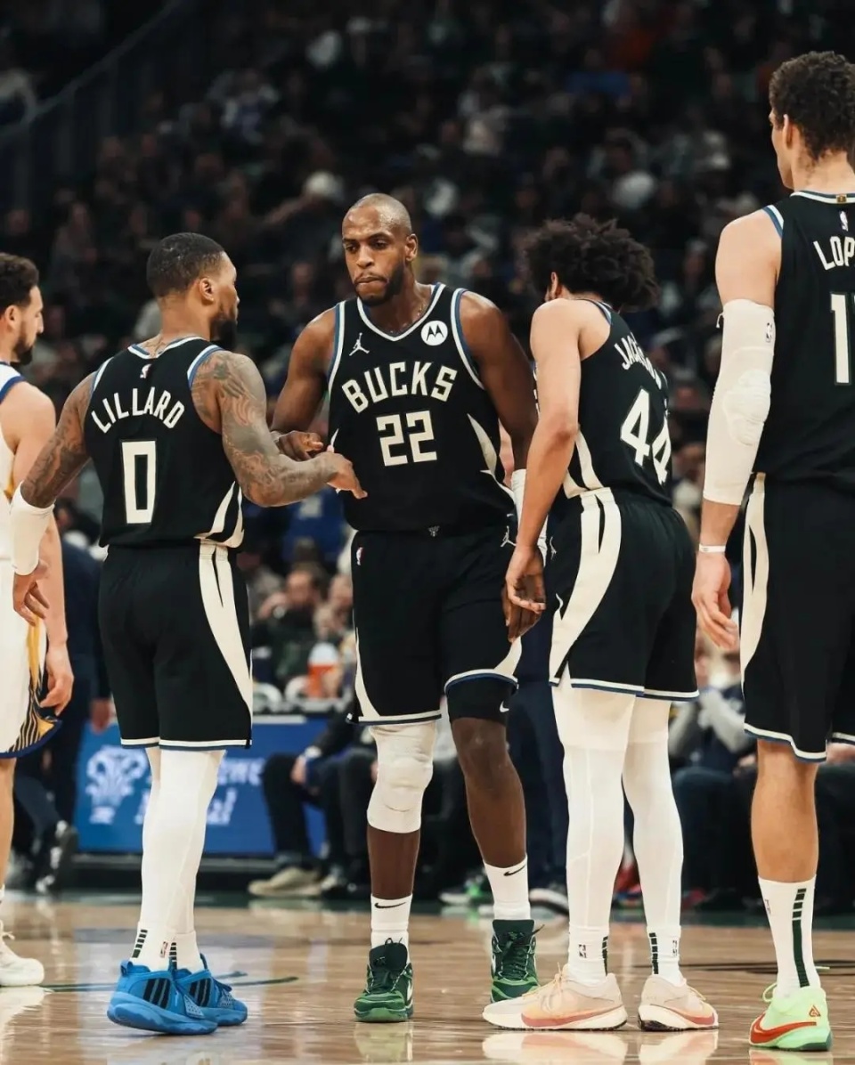 雄鹿双核心表现出色,带领球队获胜 雄鹿双核心表现出色,带领球队获胜