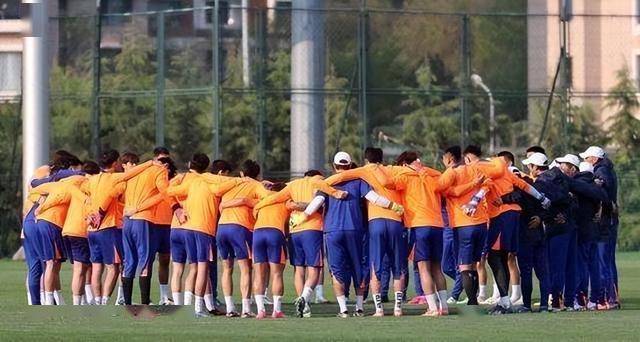 赛场上球员拼尽全力,为奋斗目标的简单介绍 赛场上球员拼尽全力,为奋斗目标的简单介绍