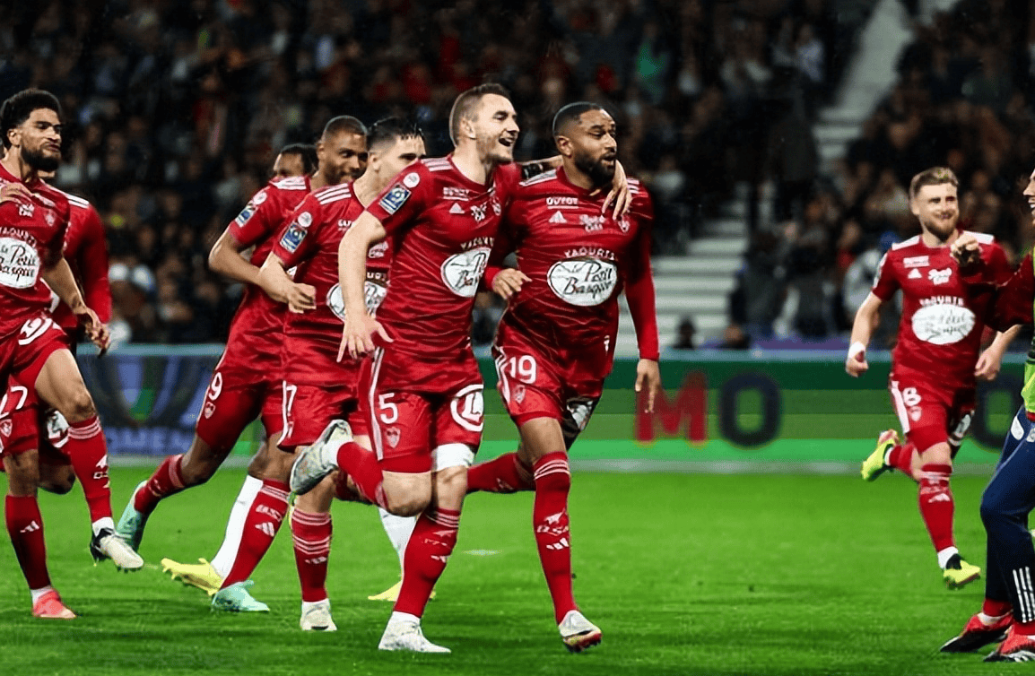 足球夺冠之战临门一脚,强队对垒火力全开 足球夺冠之战临门一脚,强队对垒火力全开