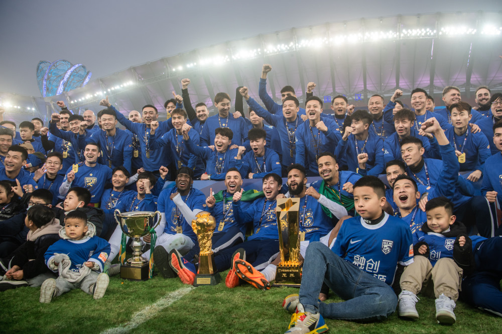 足球夺冠之战临门一脚,强队对垒火力全开 足球夺冠之战临门一脚,强队对垒火力全开