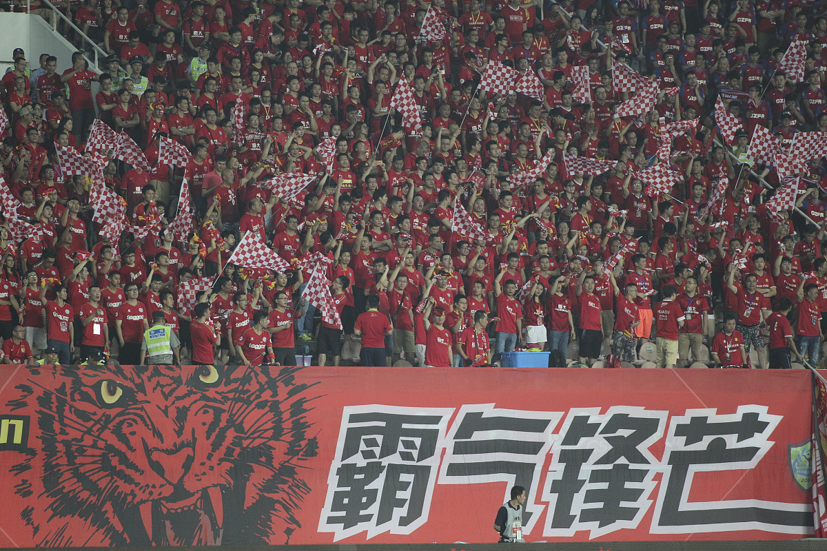 足球盛宴,热血对决搅动阵阵风暴 足球盛宴,热血对决搅动阵阵风暴