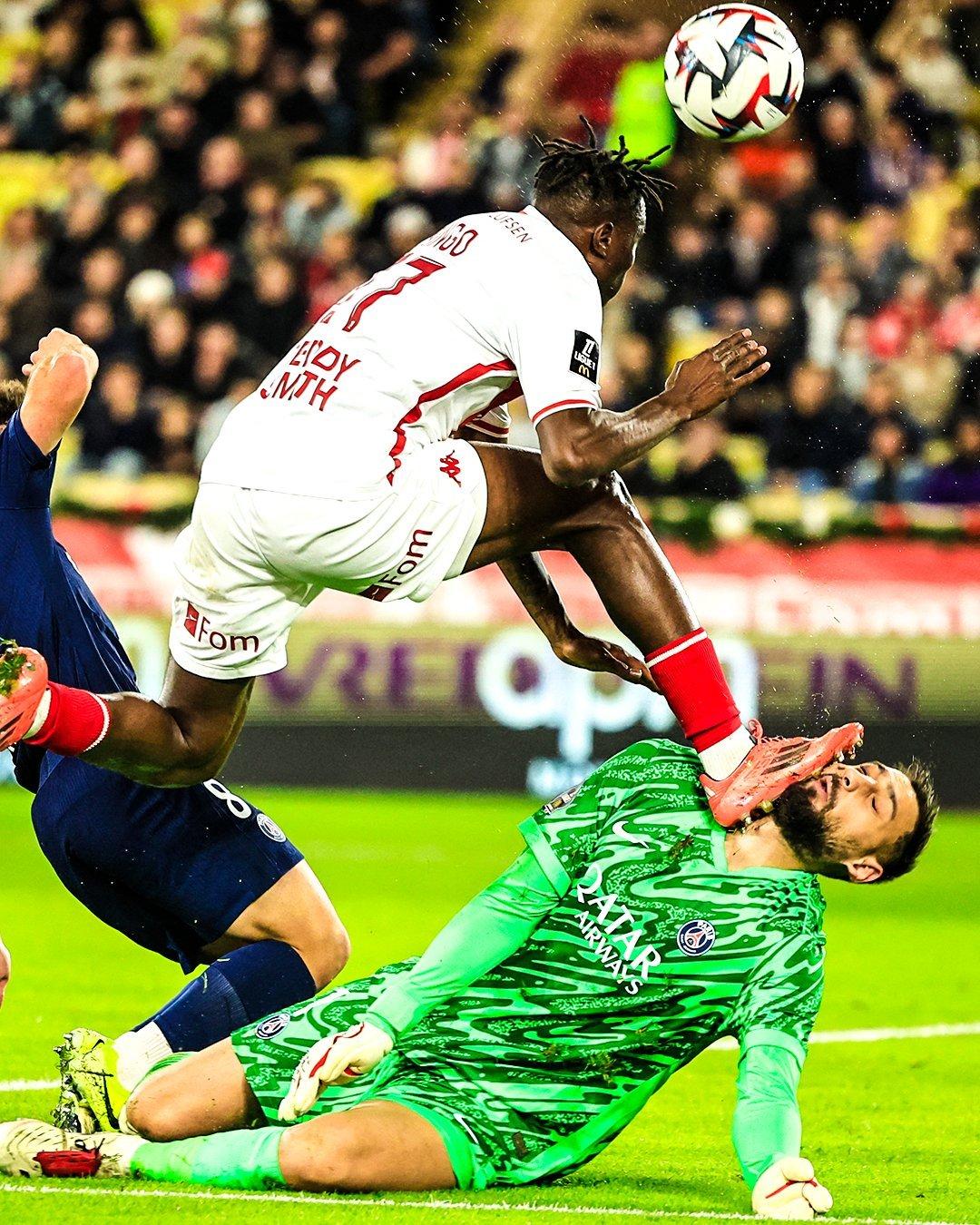 关于法国足球冠军联赛决赛进行中，胜负悬念难料的信息