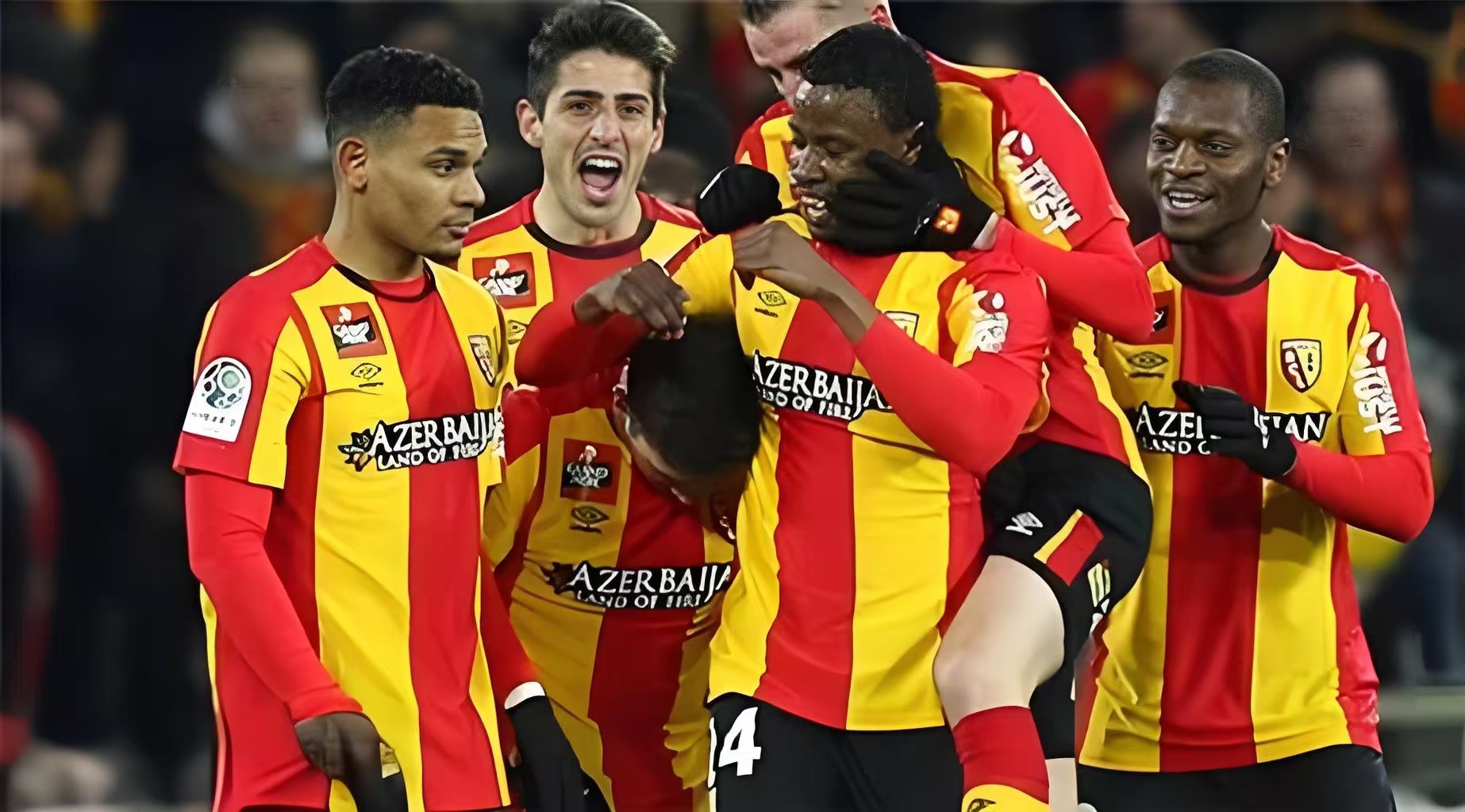 狼队客场不敌阿斯顿维拉,保住中游位置 狼队客场不敌阿斯顿维拉,保住中游位置