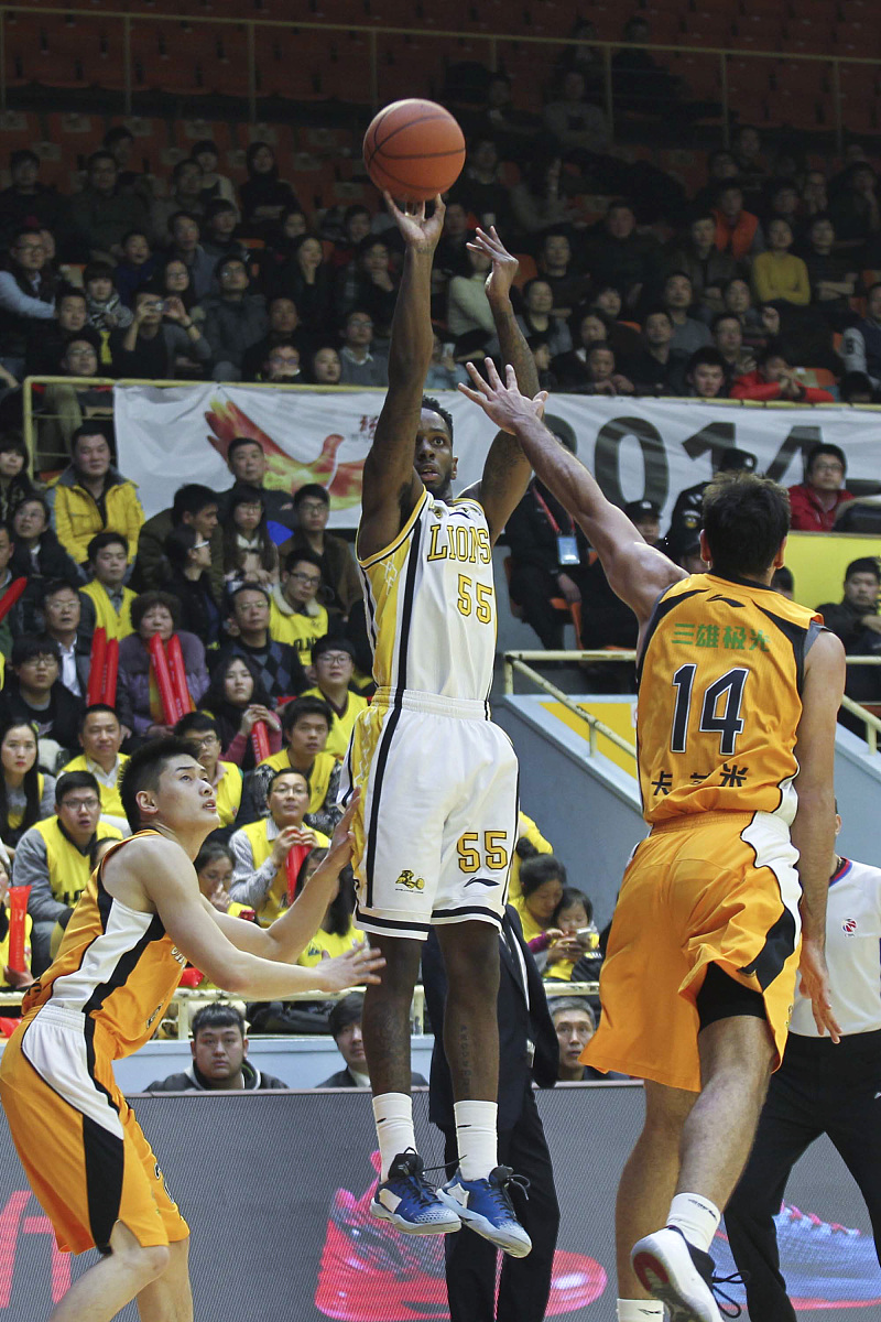 球队关键球员表现抢眼,影响比赛走向 球队关键球员表现抢眼,影响比赛走向