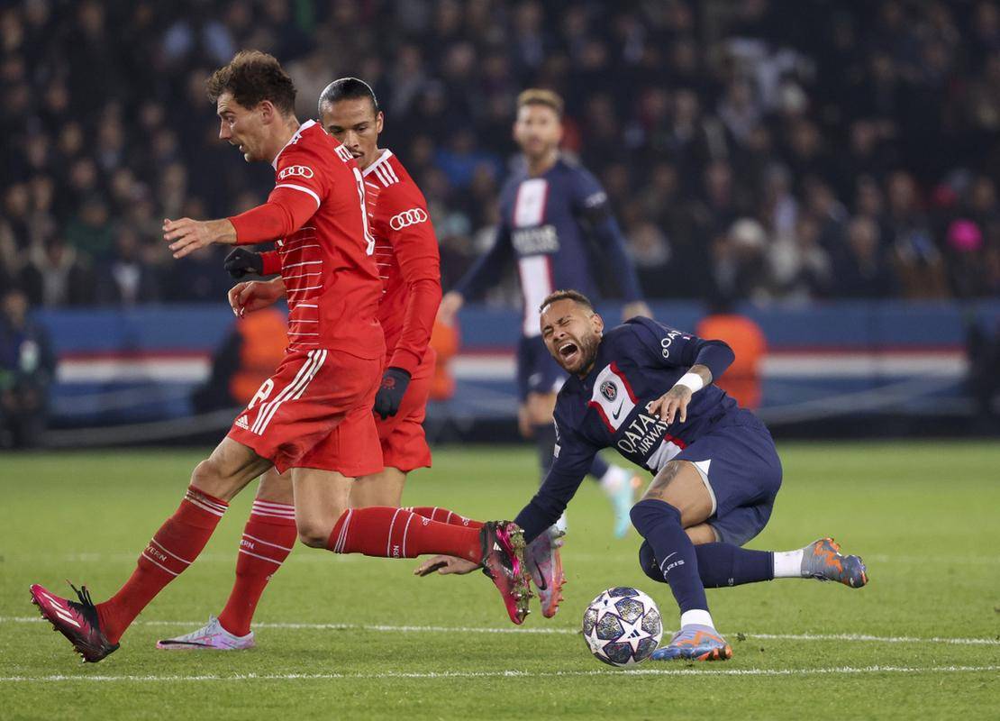 包含阿贾克斯对阵奥格斯堡，争夺荷甲联赛桂冠的词条