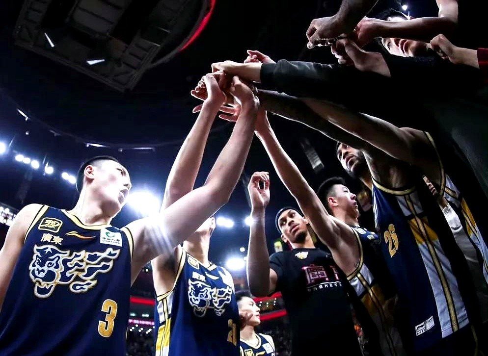 球场上团队合作愈发默契,各队表现更出色 球场上团队合作愈发默契,各队表现更出色