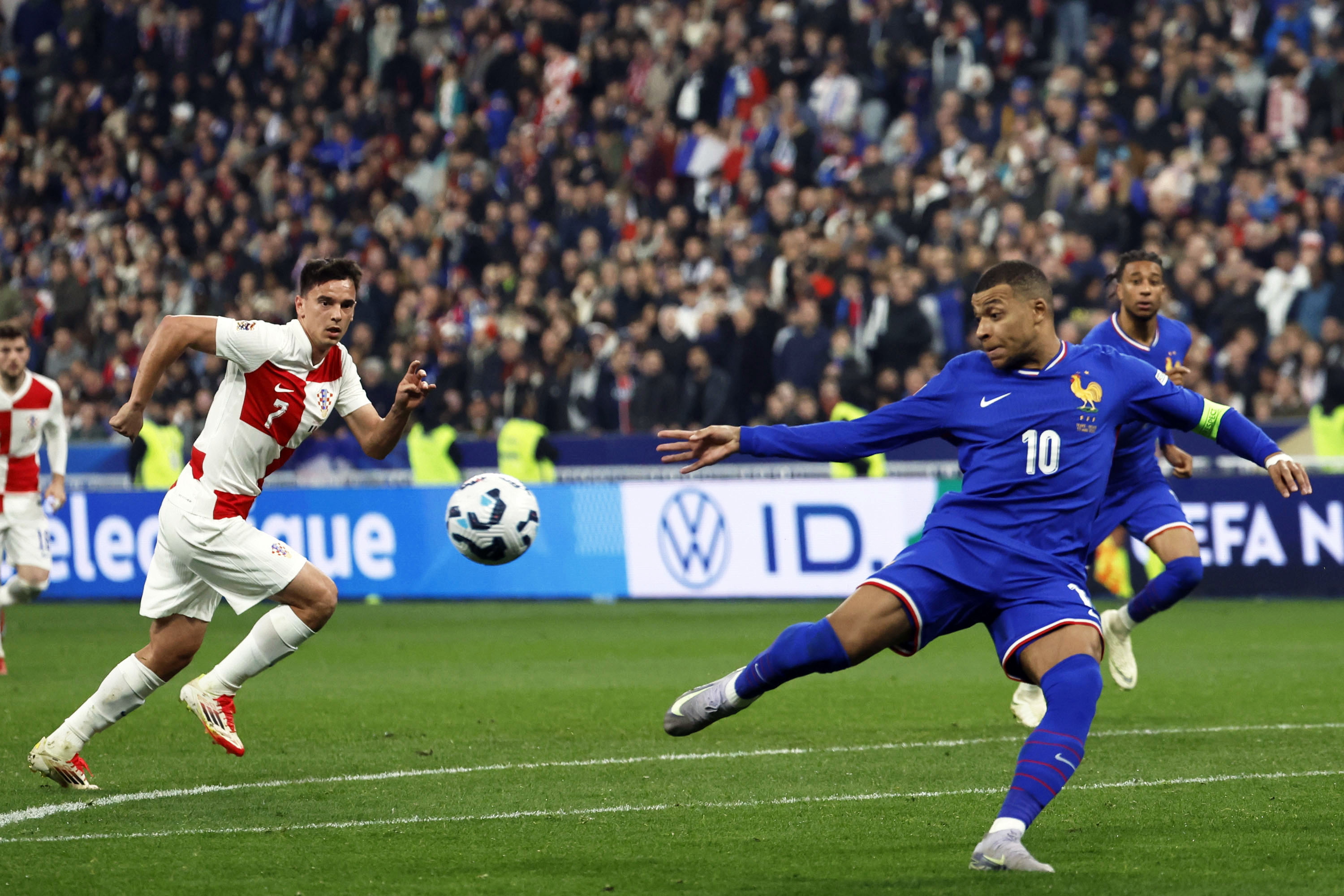 开云体育平台APP-欧国联半决赛竞逐激烈顶尖球队相争不相让