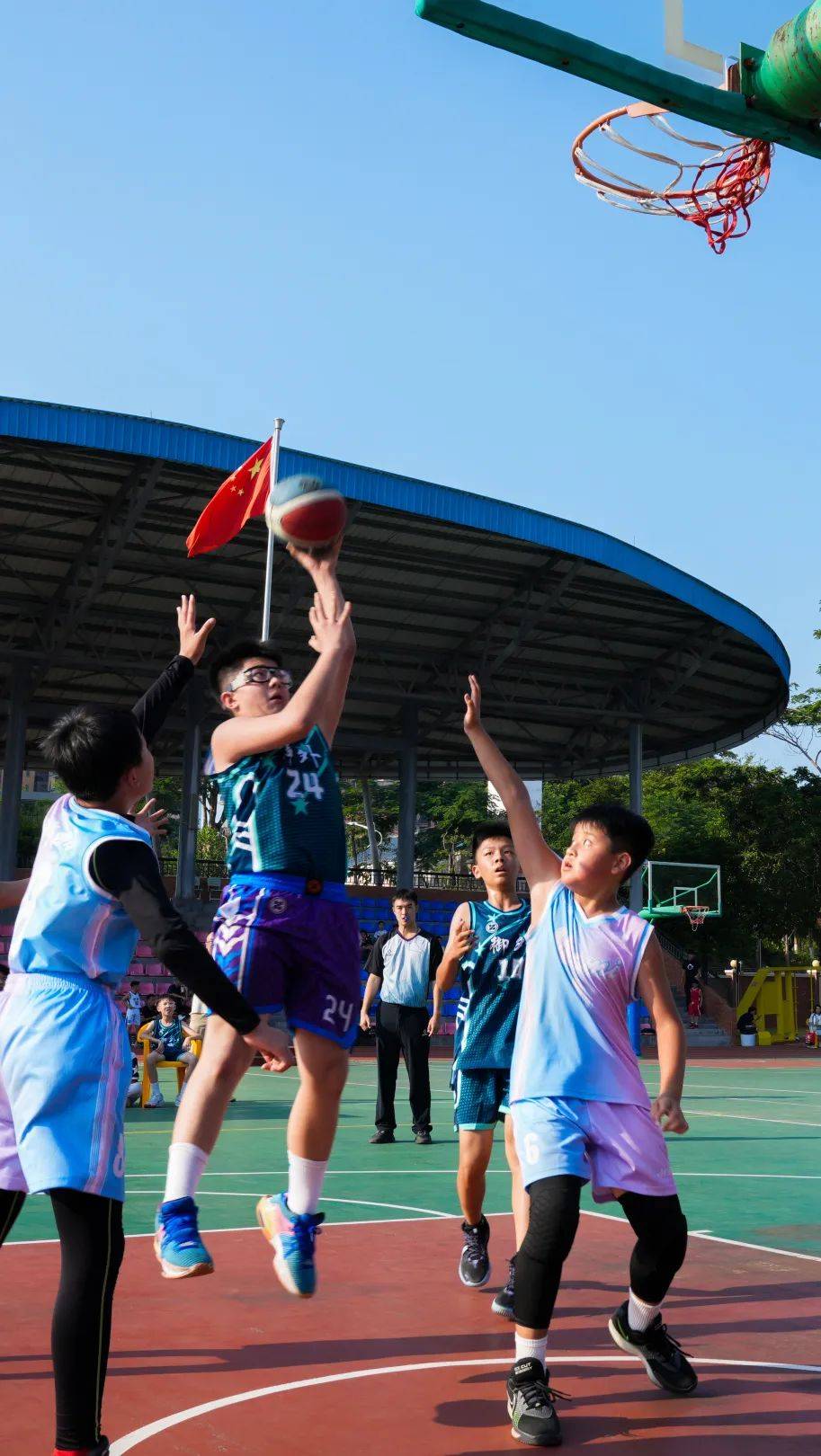 年轻运动员闪耀赛场,赢得观众掌声 年轻运动员闪耀赛场,赢得观众掌声