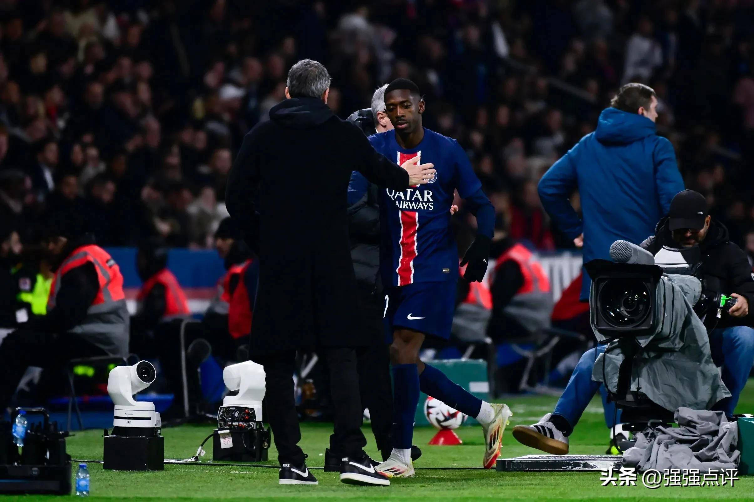 巴黎圣日耳曼球员取得胜利,全力以赴 巴黎圣日耳曼球员取得胜利,全力以赴