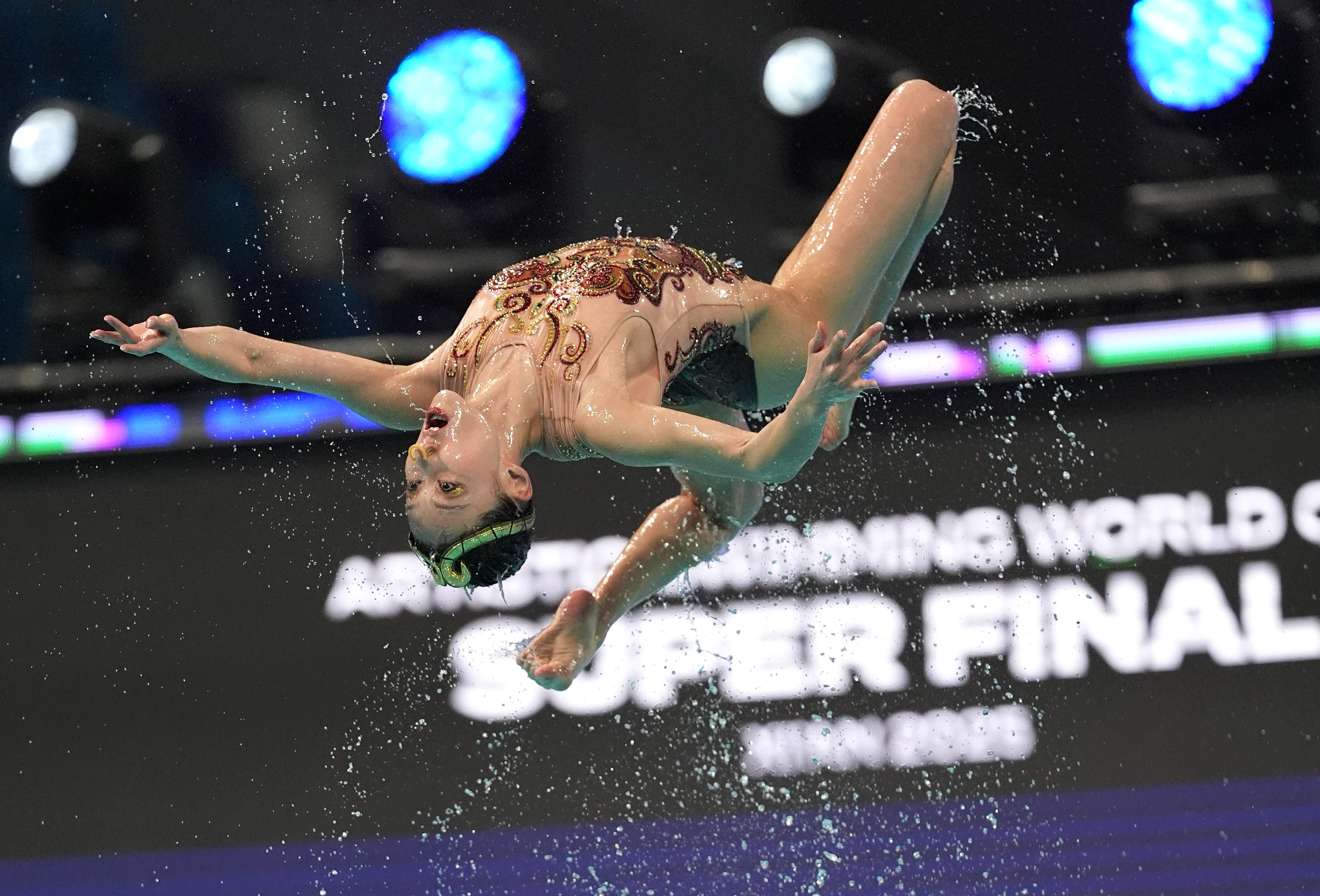 花样游泳队花样出击,华丽获得银牌高光时刻 花样游泳队花样出击,华丽获得银牌高光时刻
