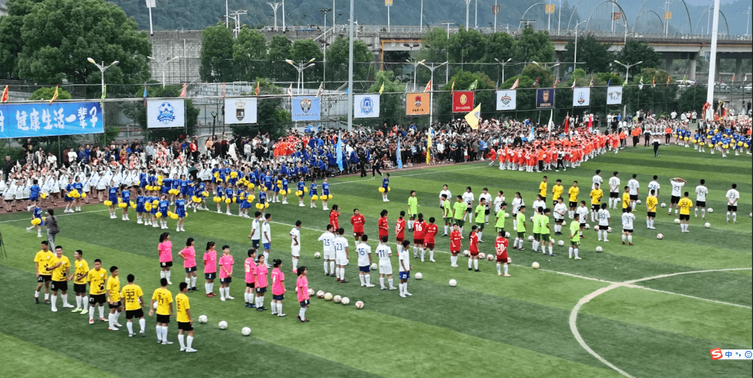 红红火火!足球赛事掀起新热潮 红红火火!足球赛事掀起新热潮