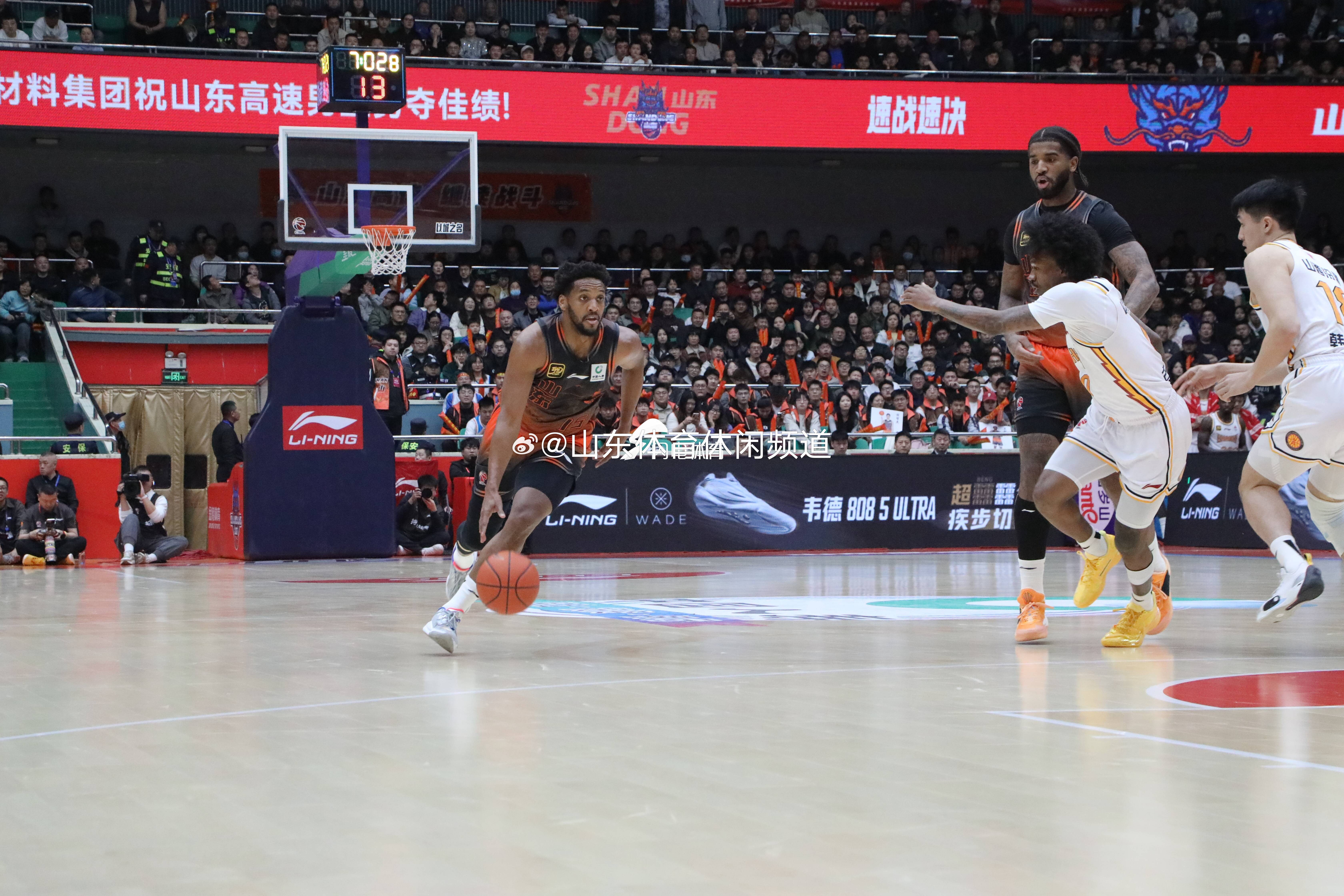 深圳队迎来湖南男篮挑战,激烈角逐即将展开 深圳队迎来湖南男篮挑战,激烈角逐即将展开