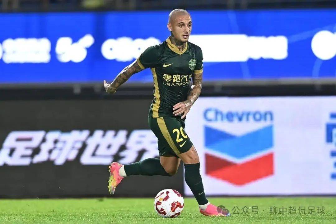 外援球员在球场上表现出色,引领球队连胜开局 外援球员在球场上表现出色,引领球队连胜开局