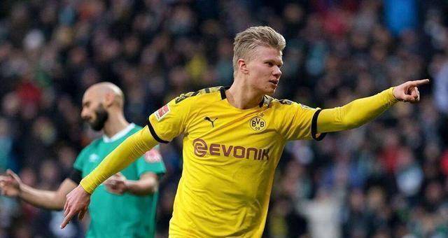 开云体育中国-多特蒙德主教练法夫尔观战，默默注视球队表现