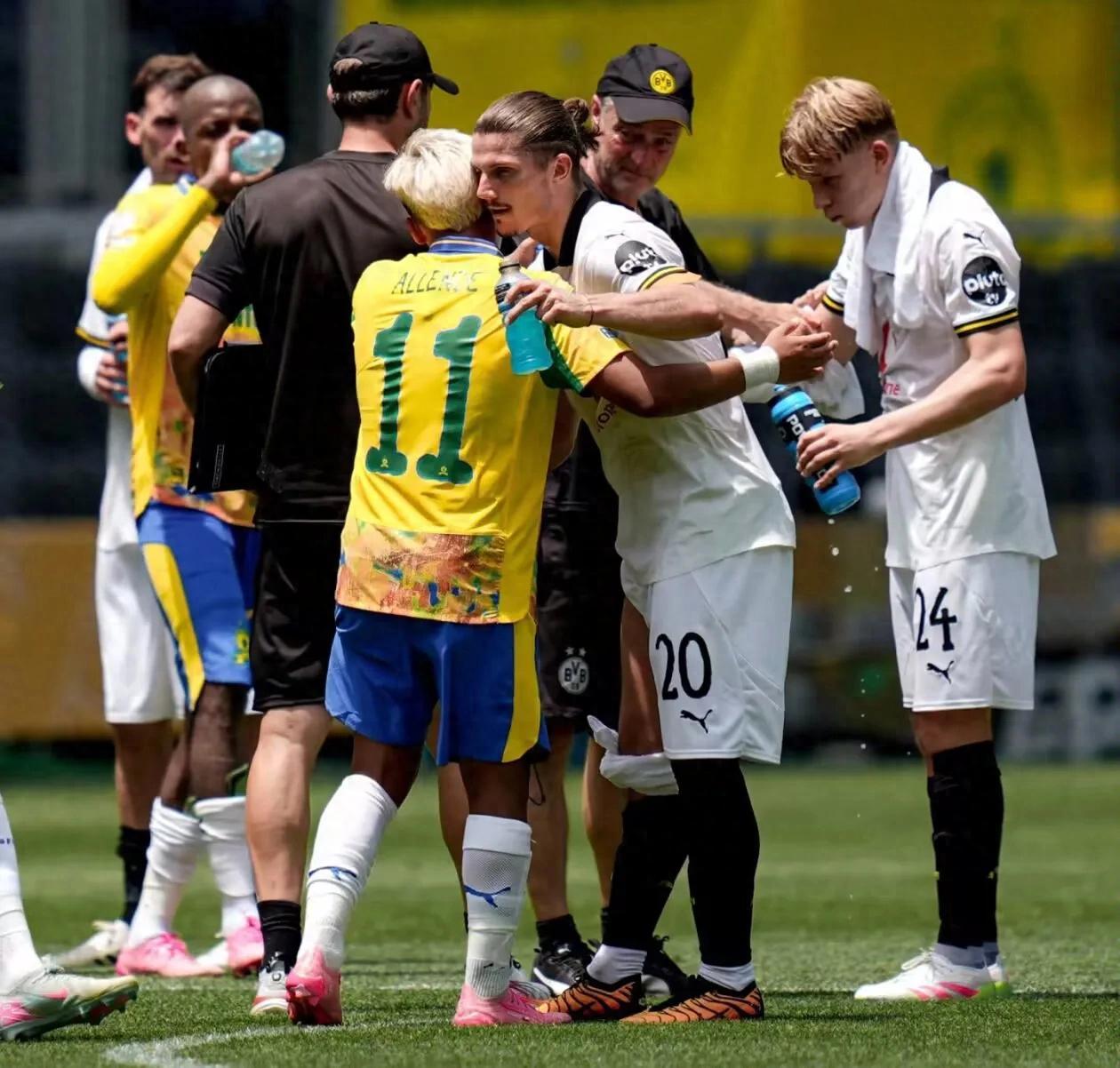 多特蒙德主教练法夫尔观战,默默注视球队表现 多特蒙德主教练法夫尔观战,默默注视球队表现