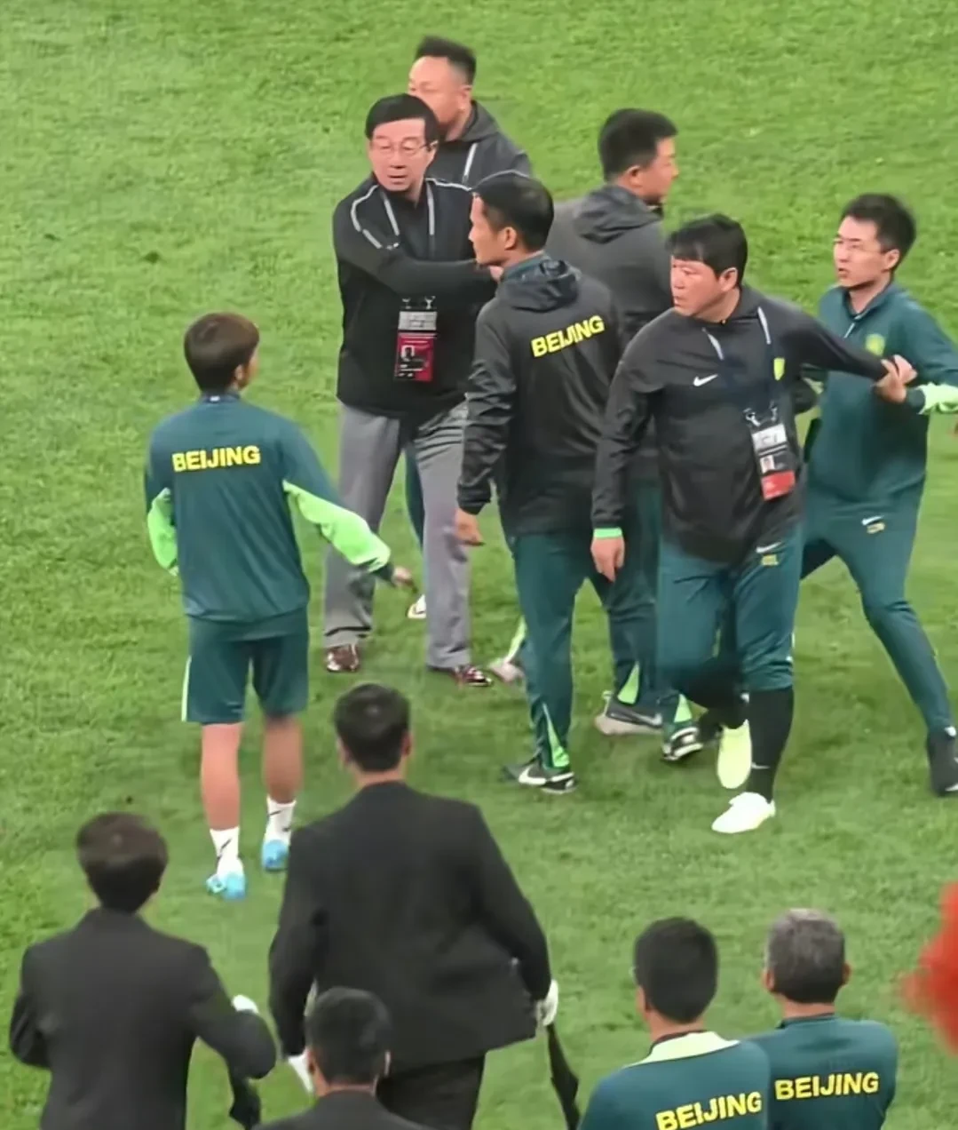 足球比赛场面混乱,裁判纷纷被控不公正判罚 足球比赛场面混乱,裁判纷纷被控不公正判罚