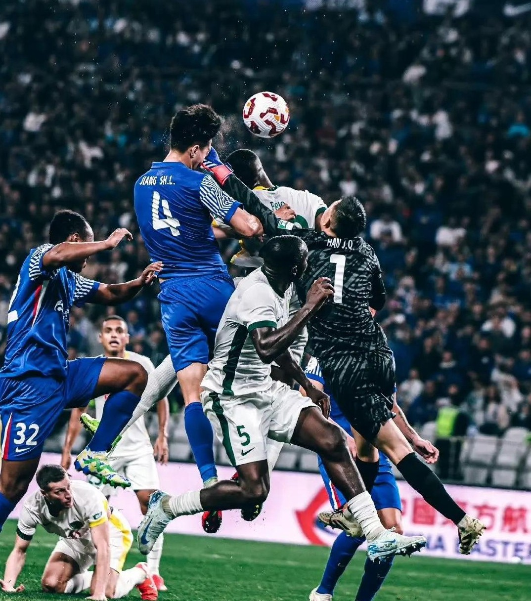 比赛期间突然暴风雨来袭，场地湿滑对球员有影响