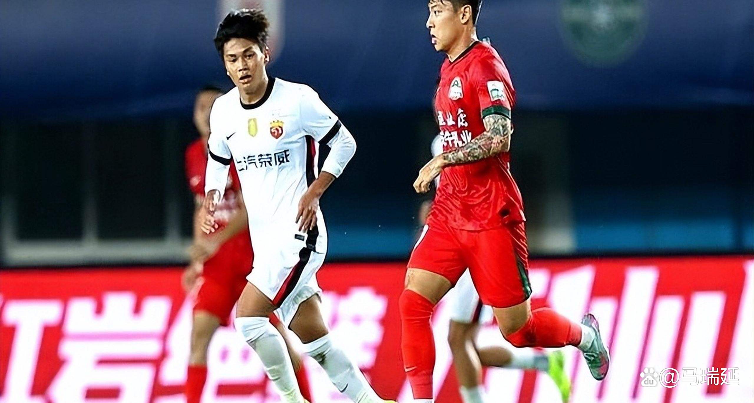 比赛期间突然暴风雨来袭，场地湿滑对球员有影响