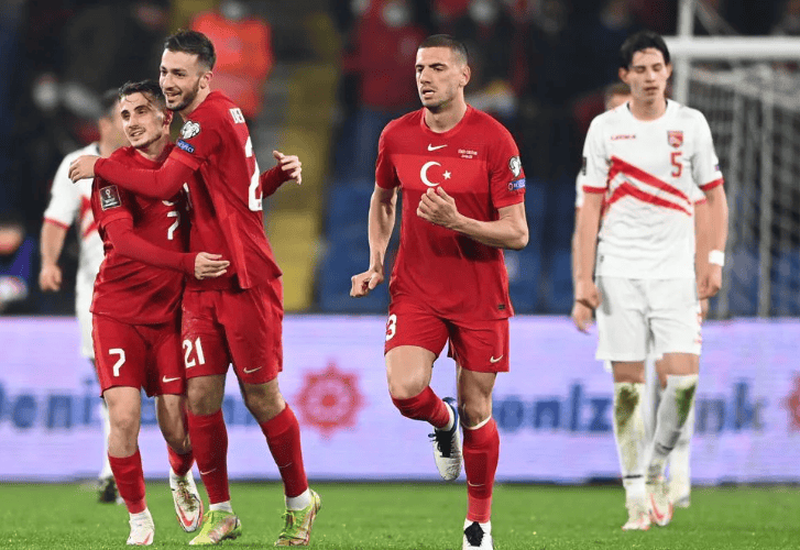 欧洲杯赛场上风起云涌，观众热情高涨