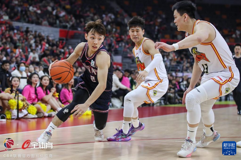 建业队员合力发威,迎来联赛连胜 建业队员合力发威,迎来联赛连胜