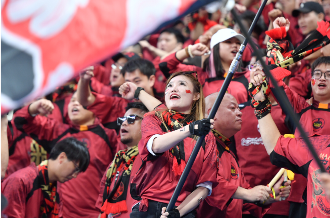 包含柏林联队迎来主场大战，球迷热情加油助威的词条