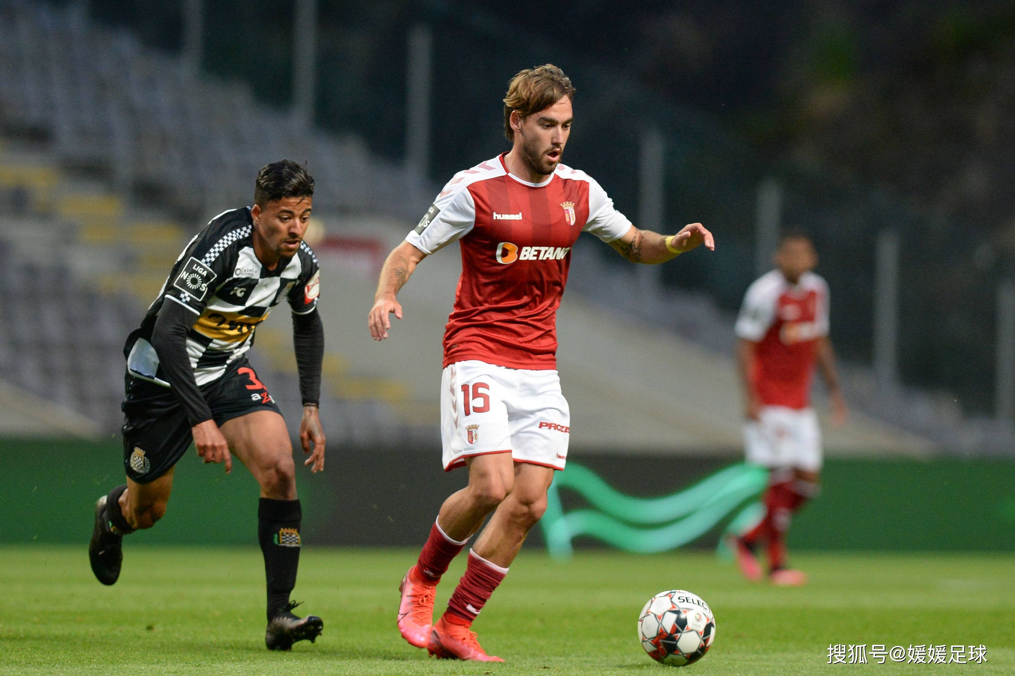 足球比赛惊现绝佳表现,球员精湛技艺展现 足球比赛惊现绝佳表现,球员精湛技艺展现