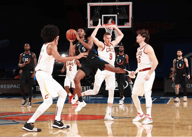 尼克斯大胜老鹰,巴雷特全场23分 尼克斯大胜老鹰,巴雷特全场23分