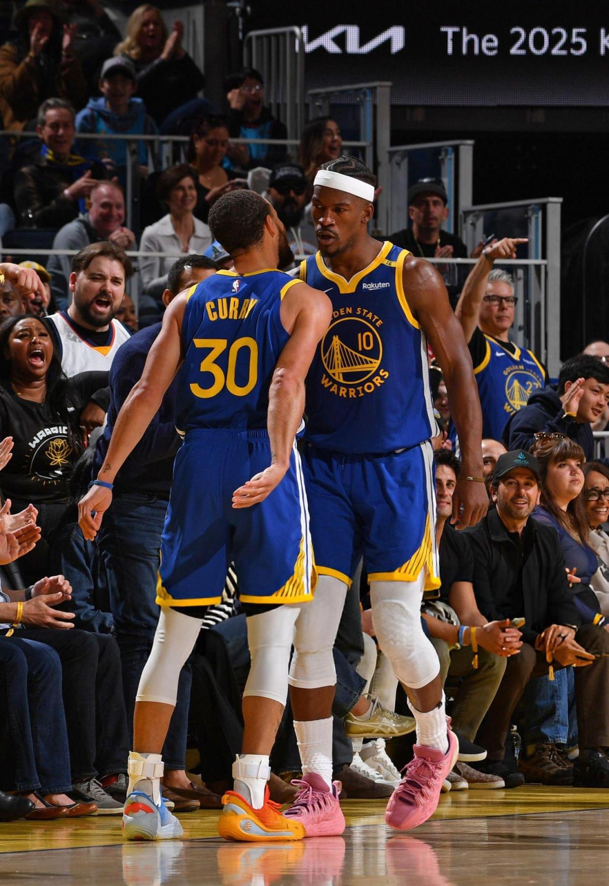 勇士主场战胜独行侠,库里砍下30分 勇士主场战胜独行侠,库里砍下30分