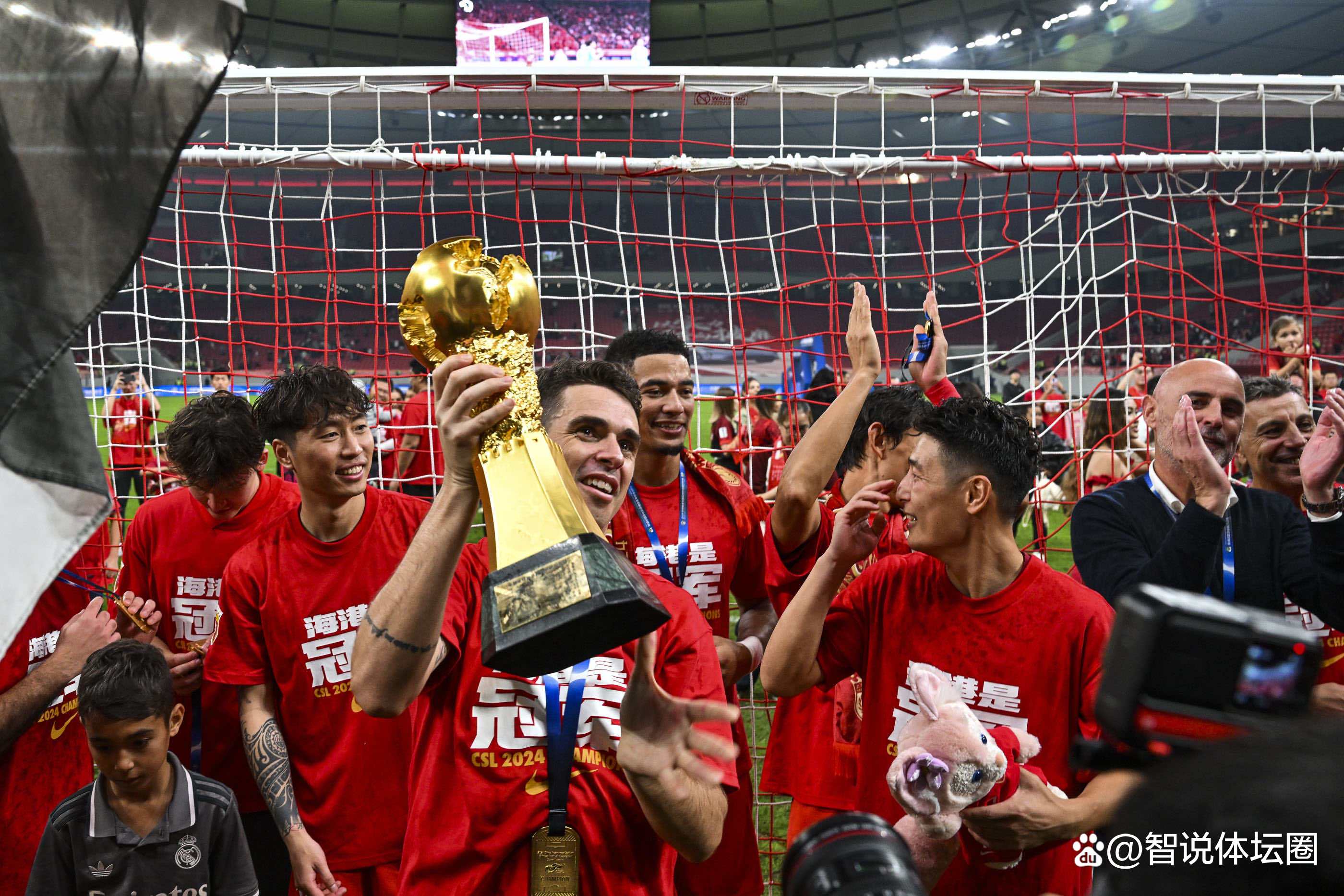 开云体育登录-足球队夺得冠军奖杯，教练高喊全队荣誉