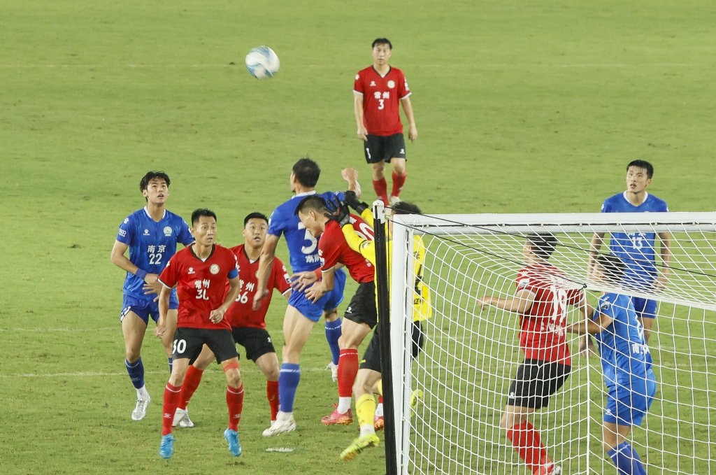 国内足球锦标战开启,球员风采尽显激情十足! 国内足球锦标战开启,球员风采尽显激情十足!