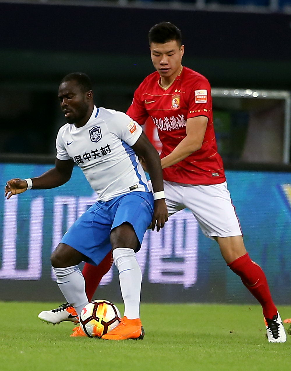 广州恒大主场战平天津泰达,保持不败 广州恒大主场战平天津泰达,保持不败