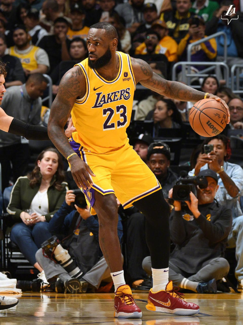 湖人在客场击败奇才，取得三连胜的简单介绍