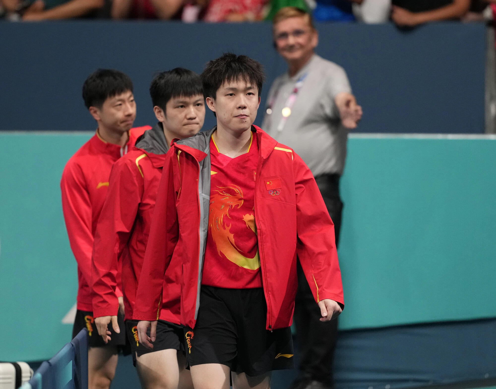 包含中国乒乓球队鏖战法国乒乓球队，马龙统治全场的词条