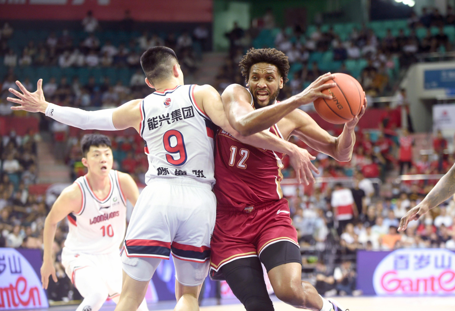 开云体育-山东队险胜爵士，西亚卡姆带队取胜